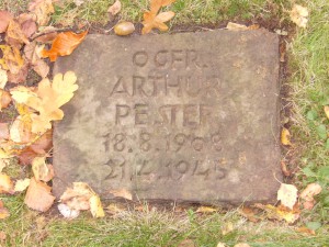 Kurt A. Pester, Helgoländer Widerständler, Grabplatte in Cuxhaven-Brockeswalde.  Verhaftet auf Helgoland am 18.4.1945 - hingerichtet in Cuxhaven-Sahlenburg am 21.4.1945