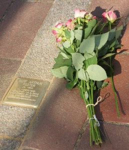 Stolperstein Kurt A. Pester: Kreuzung Siemensterrasse - Lung Wai, Helgoland, verlegt am 17.4.2010 (Foto M. Richters)