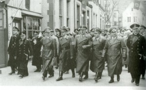 1939, April - Hitler auf Helgoland, Ortsgruppenleiter Karl Meunier neben Hitler, Ley 