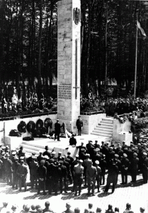 Einweihung des Kriegerdenkmals durch Bürgermeister Backhaus im Juli 1934 (Foto: Geschichtswerkstatt Pinneberg)
