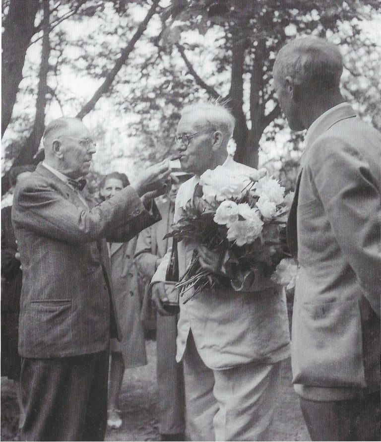 Bild 4: Am 21. Juni 1947 feiert Fritz Höger seinen 70. Geburtstag in seinem Geburtshaus in Bekenreihe. Der „Chilehaus-Architekt“ hatte bei Bombardements der Alliierten „seine Hamburger Wohnung verloren und war in sein so sehr geliebtes Elternhaus zurückgekehrt“ .