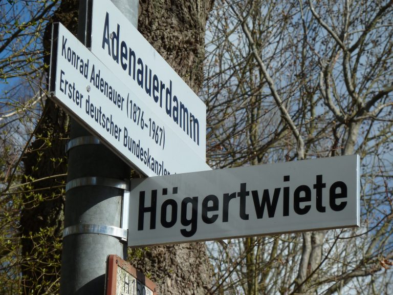 Bild1: Die Högertwiete wurde 1977 laut Bauamtsprotokolle als Planstr. F geführt. Nach Auskunft des Flächenmanagements wurde die Högertwiete am 9.9.1985 gewidmet. In Kenntnis der neueren Forschung zu Fritz Höger, den Aktivitäten der Höger-Gesellschaft, der Vererbung des Högerhauses an Neofaschisten im Widmungsjahr 1985 ist der Name Höger nicht mehr tragbar.